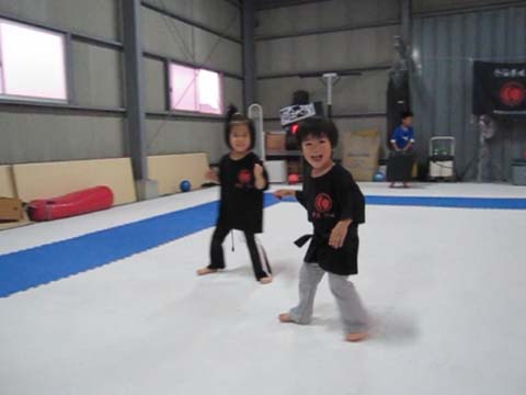 モモ(5才)、コタロー(3才)姉弟対決