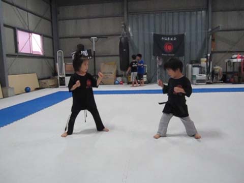 モモ(5才)、コタロー(3才)姉弟対決