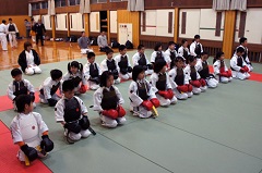 ́uɎn܂ɏIvBUDO begins and ends with REI. (courtesy)